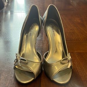 Silver peep toe pump